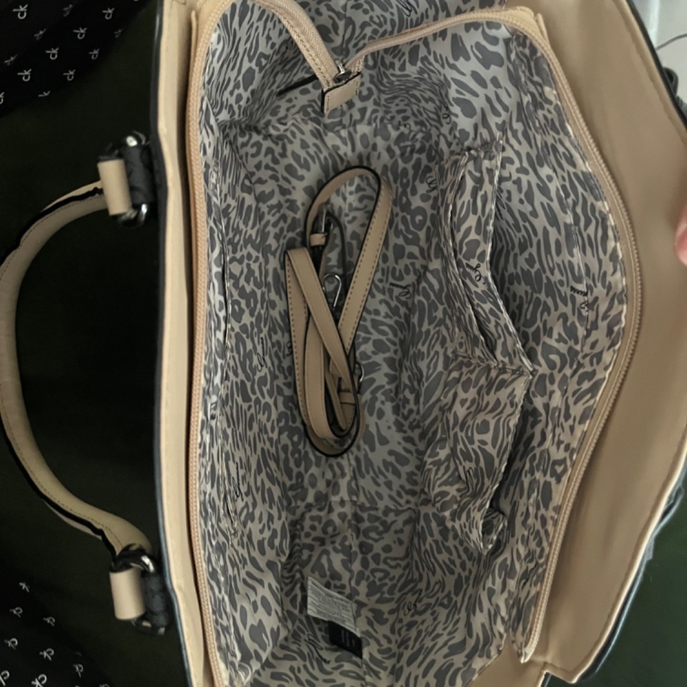 Guess Handbag - Picture 2 of 6